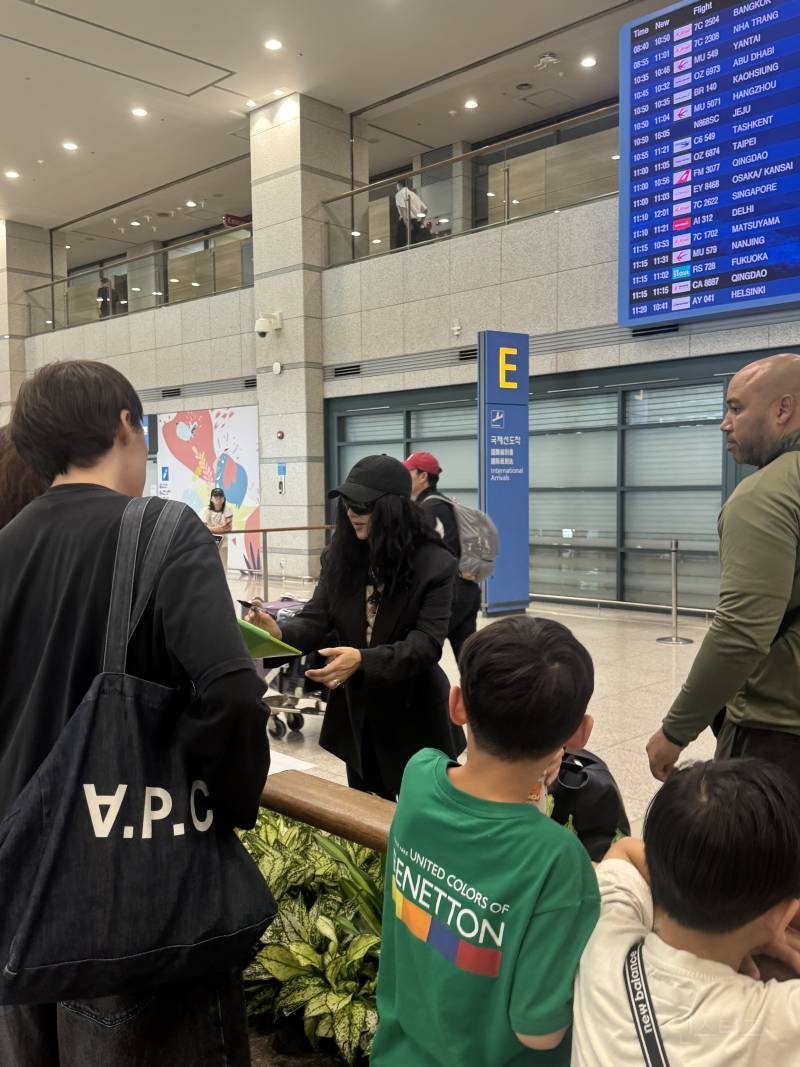 오늘자 OUF페스티벌 무대하러 입국한 찰리XCX | 인스티즈