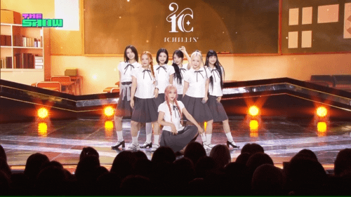 무대에서 실수로 진짜 뽀뽀를 해버린 아이돌 .gif | 인스티즈