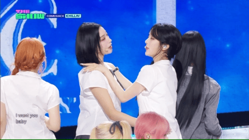 무대에서 실수로 진짜 뽀뽀를 해버린 아이돌 .gif | 인스티즈