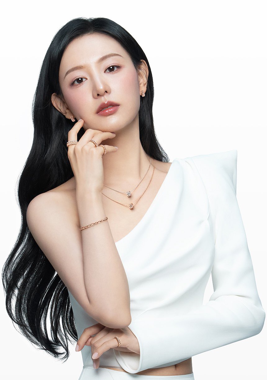 배우 김지원 스톤헨지 25년 가을 컬렉션 화보.jpg | 인스티즈