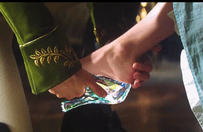 드레스가 너무 레전드라 상대적으로 묻혔다는 신데렐라 실사 유리구두 | 인스티즈