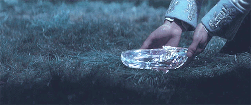 드레스가 너무 레전드라 상대적으로 묻혔다는 신데렐라 실사 유리구두 | 인스티즈