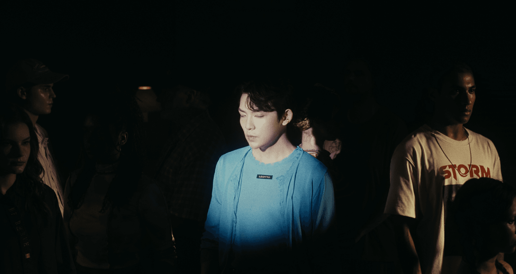 여전히 현역이라고 보여주는 16년차 남돌 신곡.gif | 인스티즈