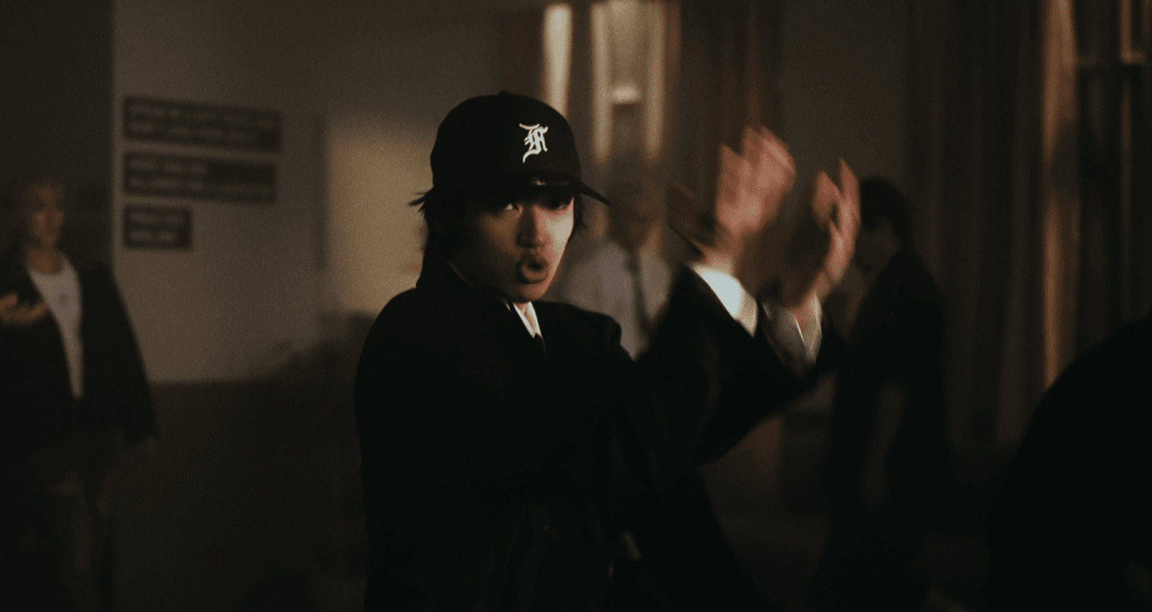 여전히 현역이라고 보여주는 16년차 남돌 신곡.gif | 인스티즈