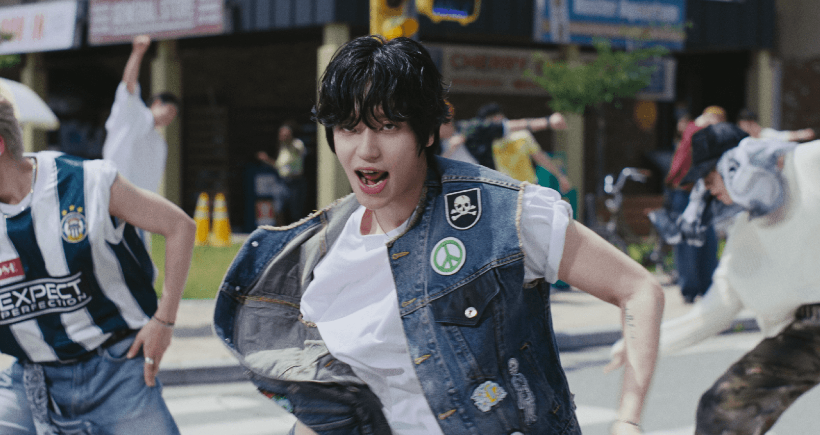 여전히 현역이라고 보여주는 16년차 남돌 신곡.gif | 인스티즈