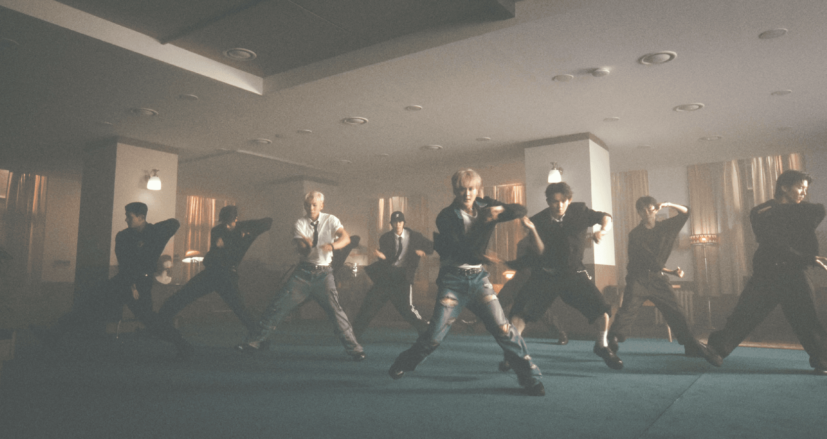 여전히 현역이라고 보여주는 16년차 남돌 신곡.gif | 인스티즈