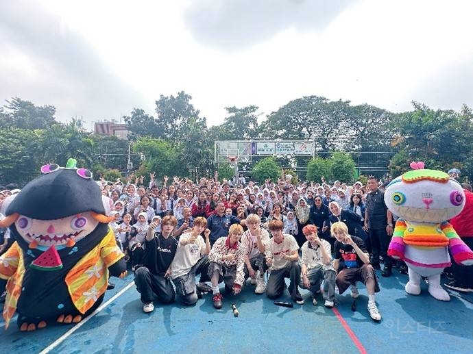 콜라보 하나 했다가 현지에서 난리난 아이돌 | 인스티즈