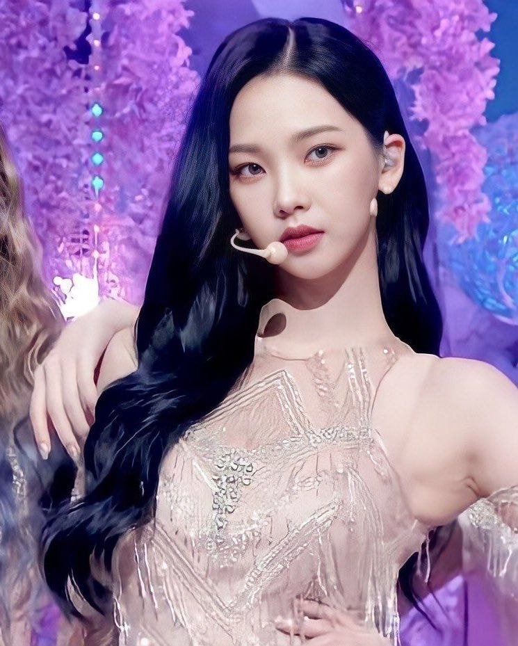 에스파 카리나: 그때 느낀 부담감을 아직도 기억해요. SM에서 6년 만에 선보이는 걸그룹이라며 큰 주목을 받았잖아요. 어쩌면 저희는 그 무대로 어떤 증명을 해야 했던 것 같아요 | 인스티즈