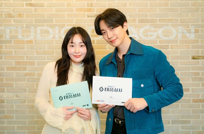 [정보/소식] 자유분방 오렌지족 이준호·K-장녀 김민하, 기대치 뛰어넘는 케미(태풍상사) | 인스티즈