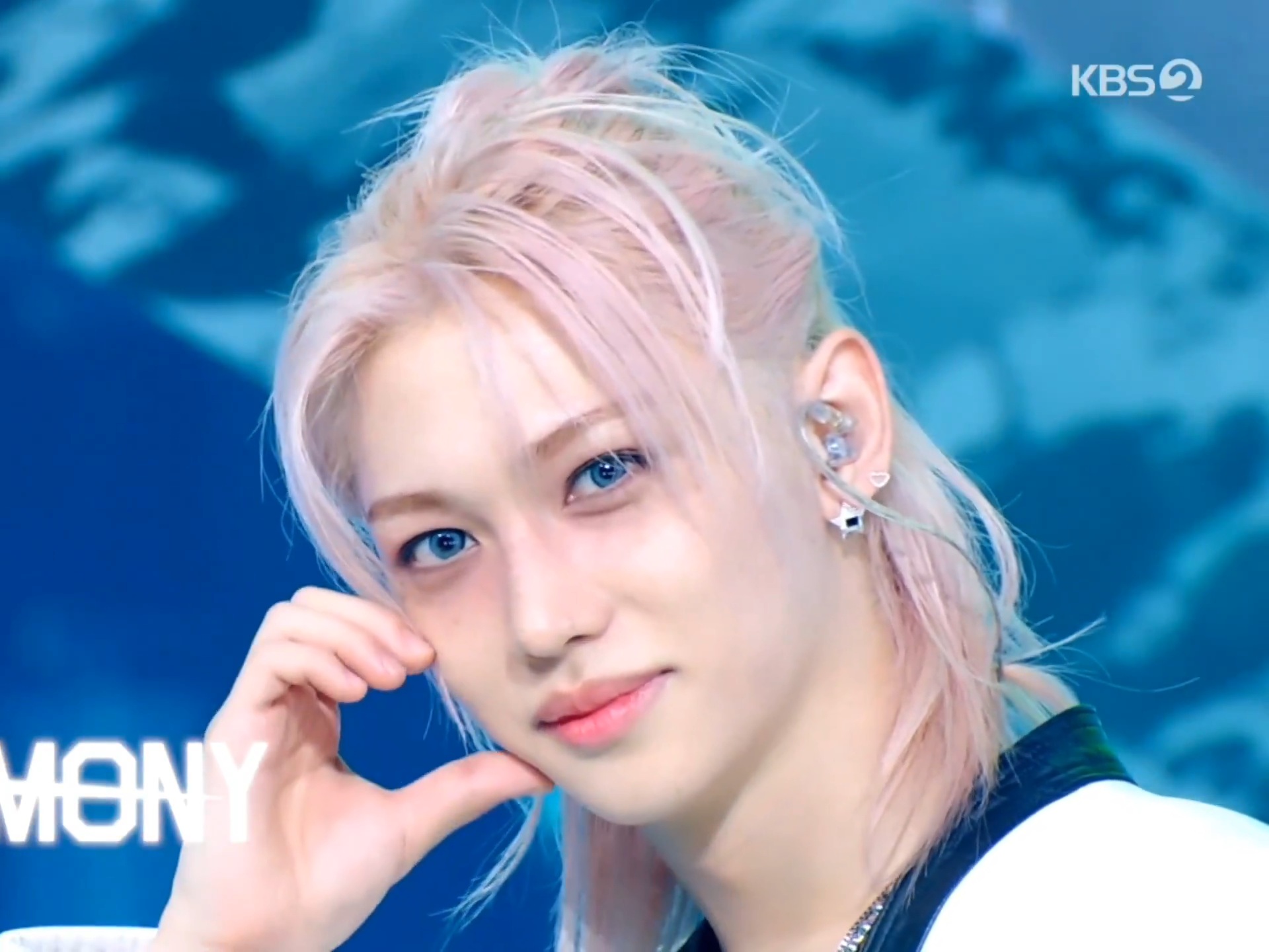 데뷔 첫 핑크머리로 컴백한 필릭스 첫방 엔딩 비주얼 | 인스티즈