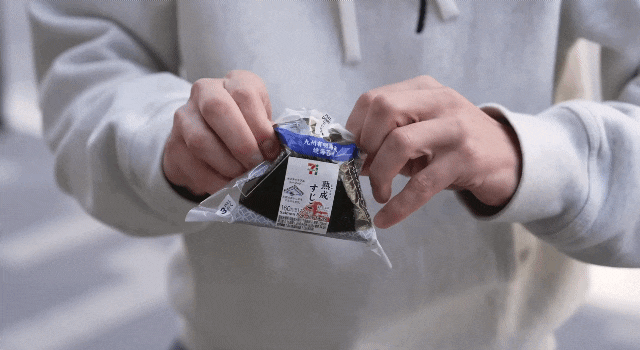 삼각김밥 이상하게 뜯어먹는 사람.gif | 인스티즈