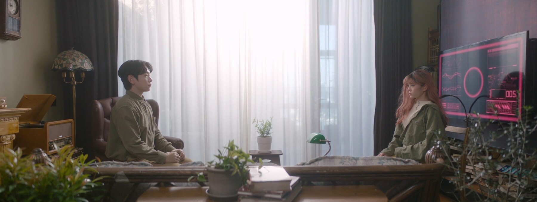 [후기] [스포 주의] 뮤지컬의 감성을 확장해 사랑과 기억의 본질을 비추는 스크린의 울림 <어쩌면 해피엔딩> 🤖 | 인스티즈