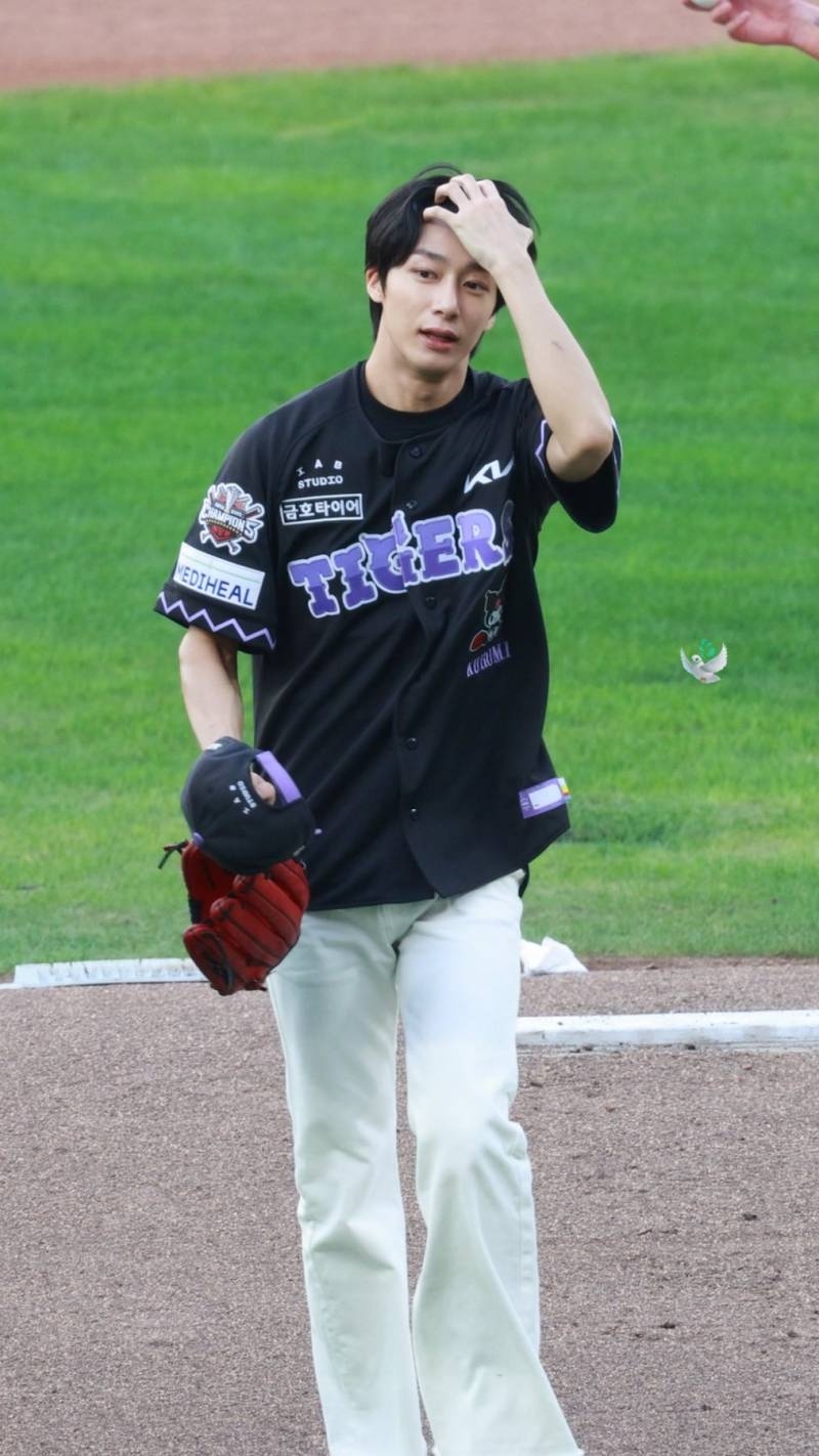 이목구비 장난없는 오늘 데뷔 첫 시구한 몬스타엑스 형원 | 인스티즈