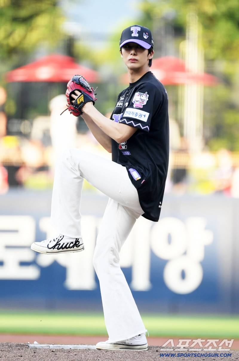 이목구비 장난없는 오늘 데뷔 첫 시구한 몬스타엑스 형원 | 인스티즈