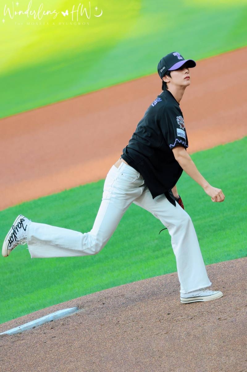 이목구비 장난없는 오늘 데뷔 첫 시구한 몬스타엑스 형원 | 인스티즈