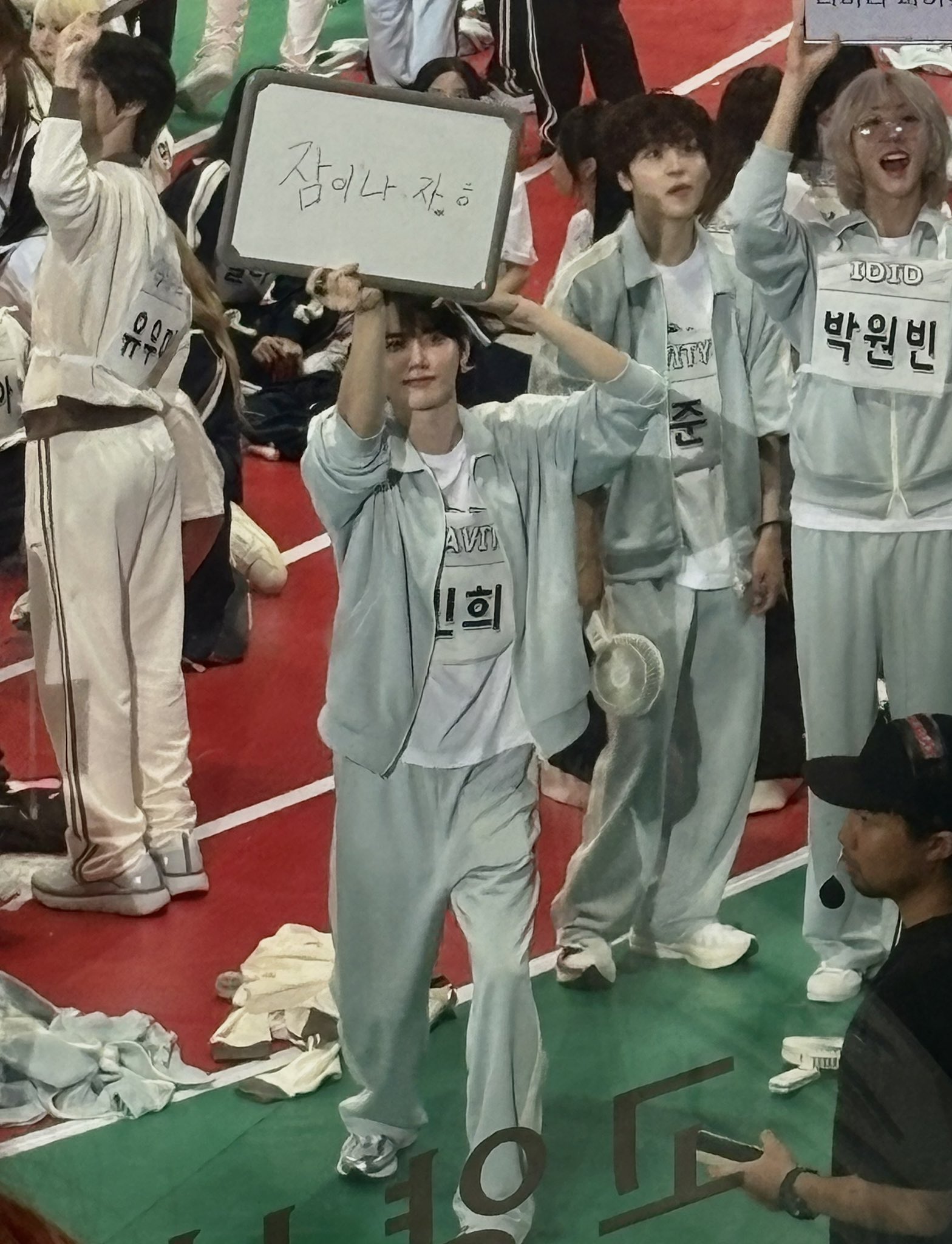 방금 전 아육대에서 다른 아이돌 보는 팬걸들 단속하는 남돌.jpg | 인스티즈