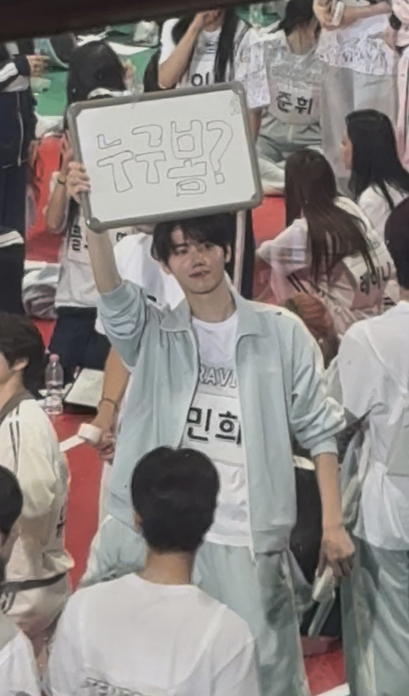 방금 전 아육대에서 다른 아이돌 보는 팬걸들 단속하는 남돌.jpg | 인스티즈