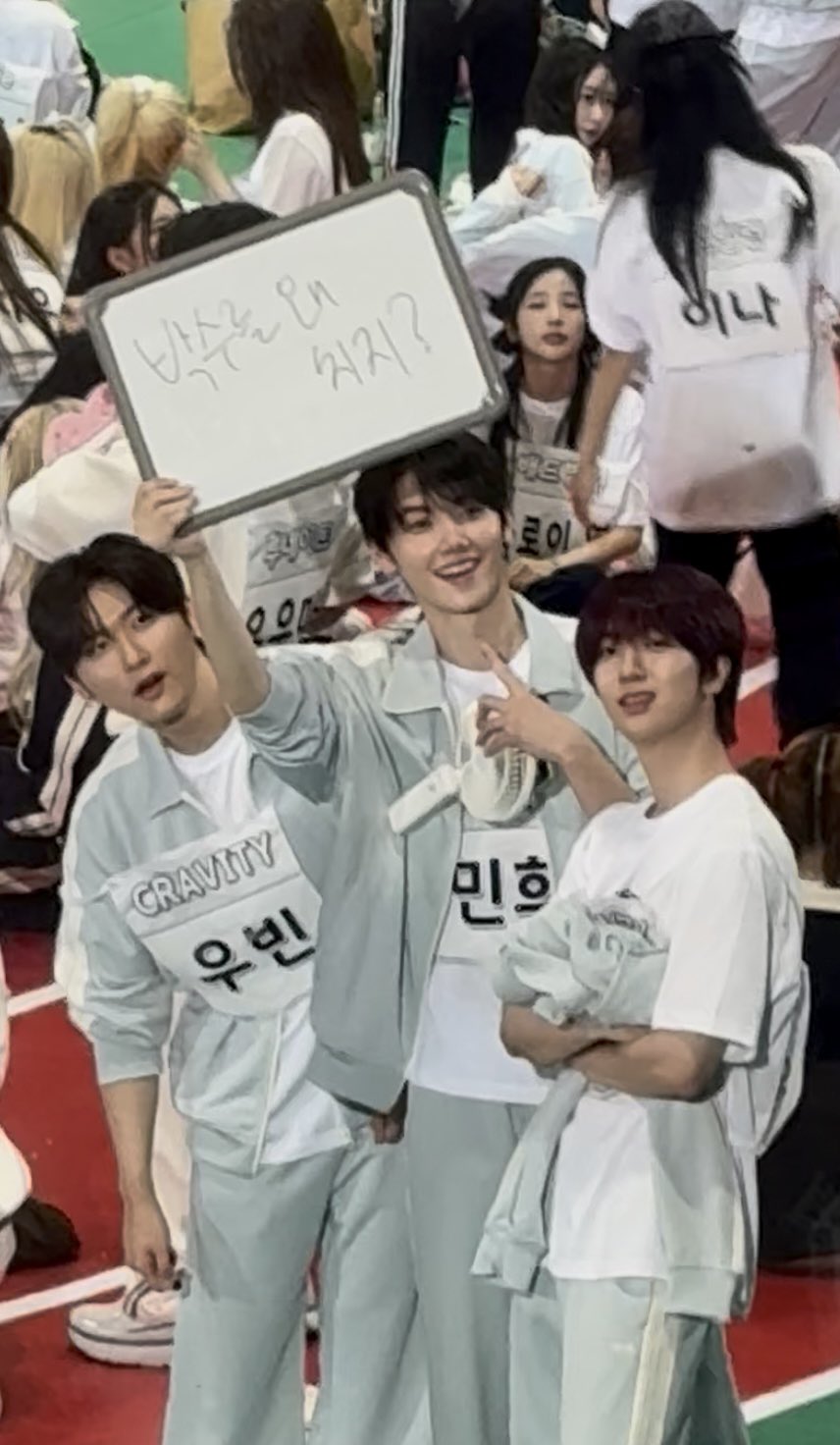 방금 전 아육대에서 다른 아이돌 보는 팬걸들 단속하는 남돌.jpg | 인스티즈