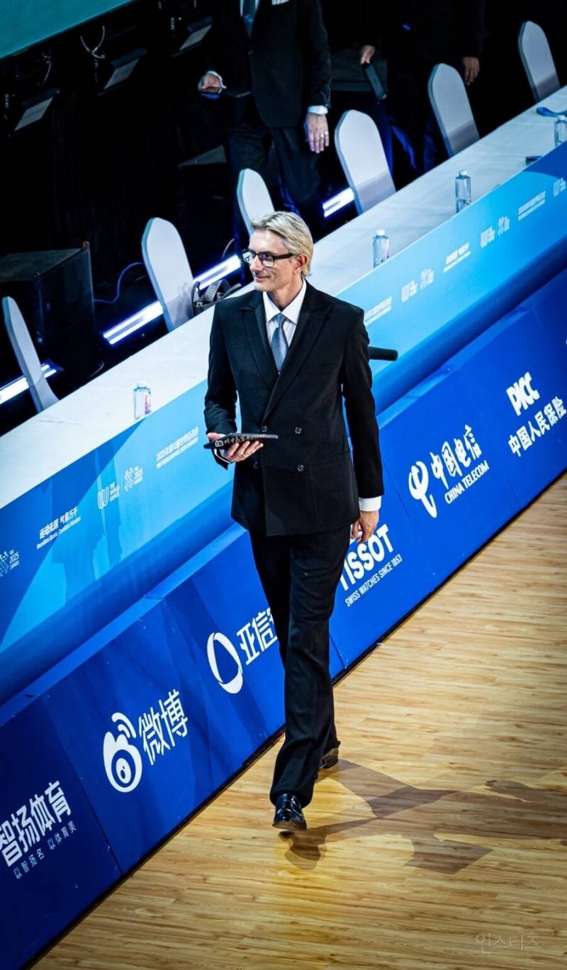 개쩌는 비율로 외국 트위터에서 뜬금없이 화제중인 미중년.jpg | 인스티즈