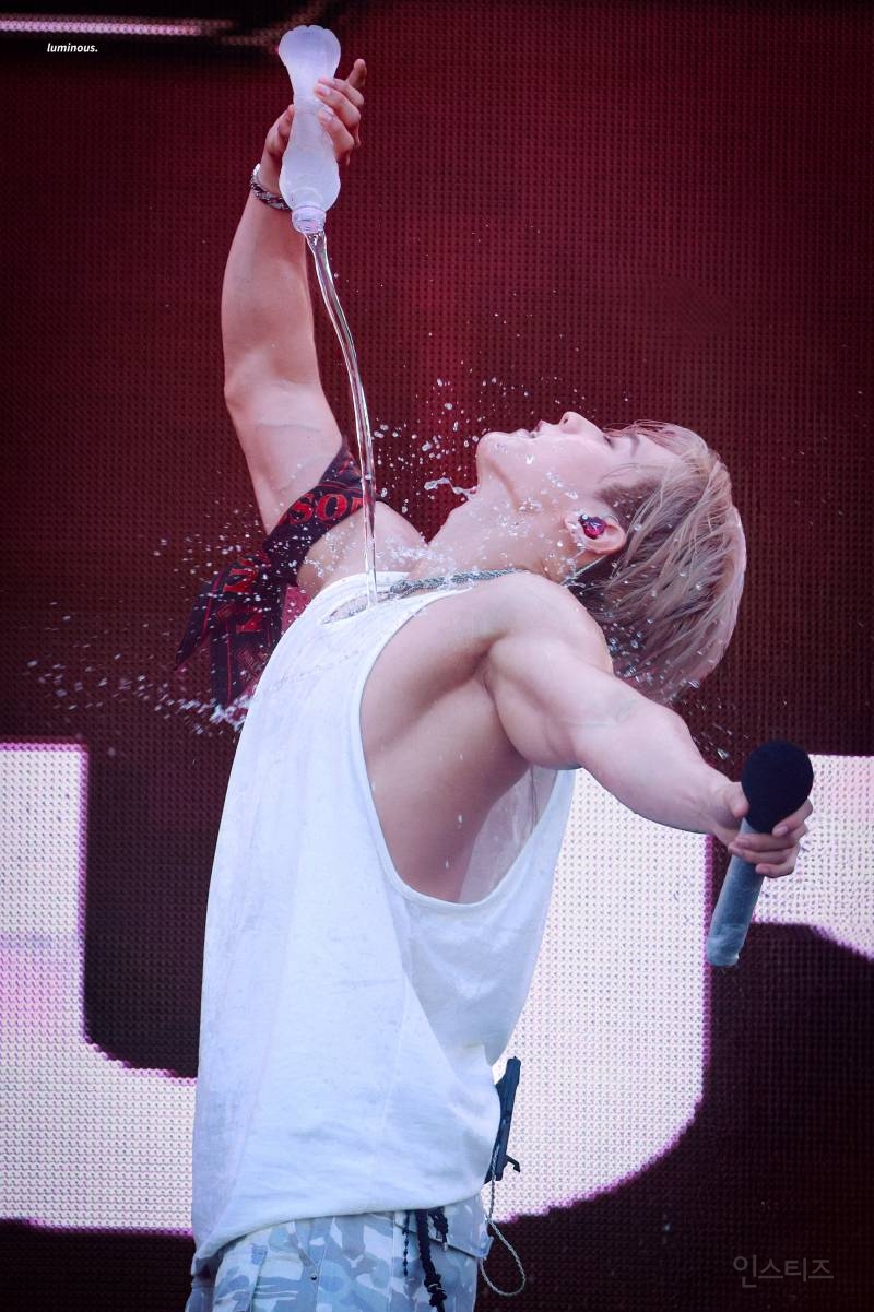 워터밤 공무원이라 불리는 남돌의 피지컬 상태 .jpg | 인스티즈