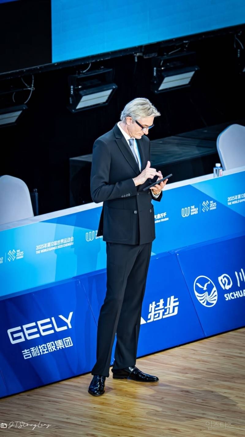 개쩌는 비율로 외국 트위터에서 뜬금없이 화제중인 미중년.jpg | 인스티즈