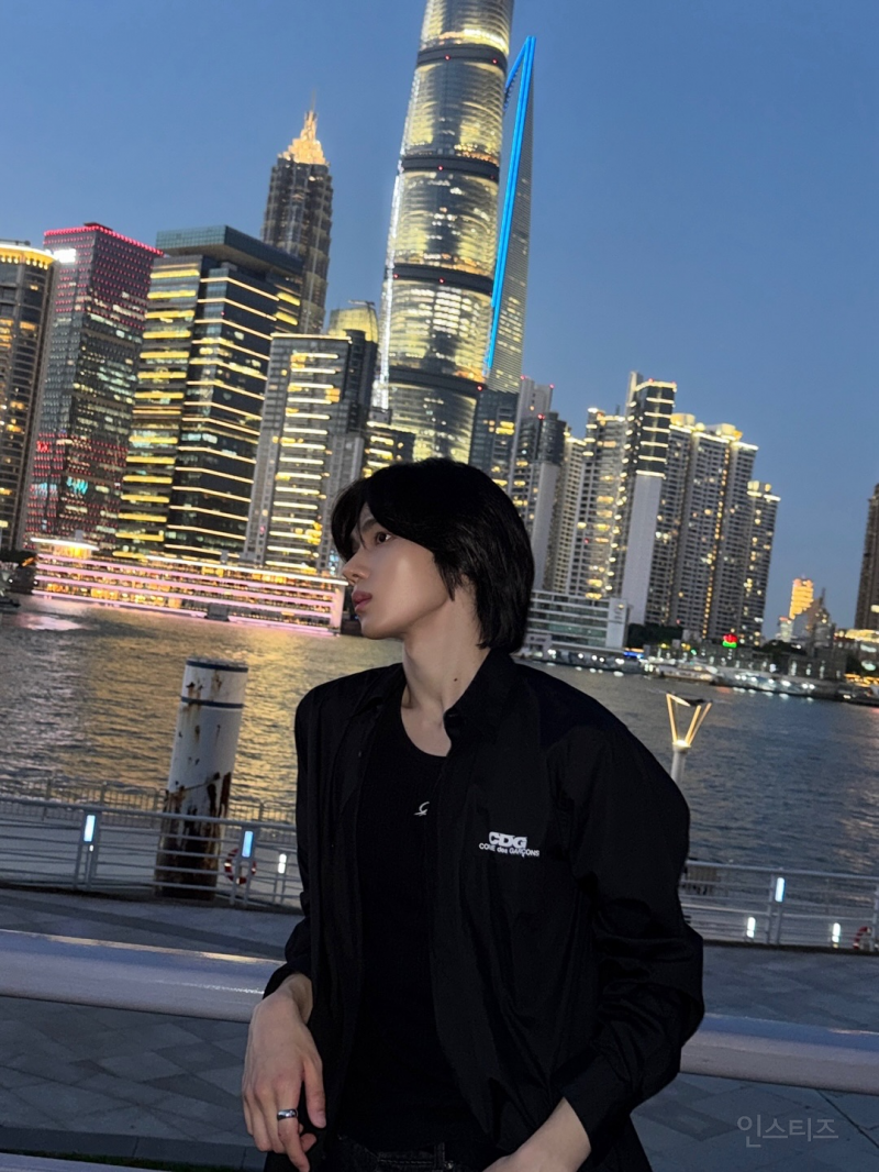 옆선이 특히 눈에 띄게 예쁜 남돌.jpg | 인스티즈