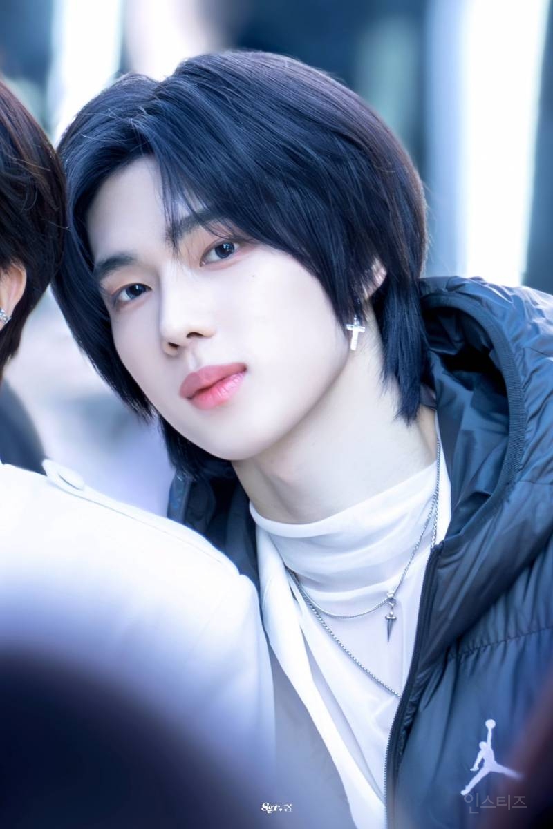 옆선이 특히 눈에 띄게 예쁜 남돌.jpg | 인스티즈