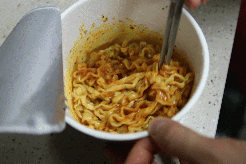 불닭 시리즈 중에서 악개가 많다는 라면.jpgif | 인스티즈