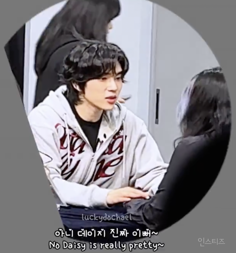 우는 팬 달래주는 영상으로 이슈였던 아이돌 비쥬얼 .jpg | 인스티즈