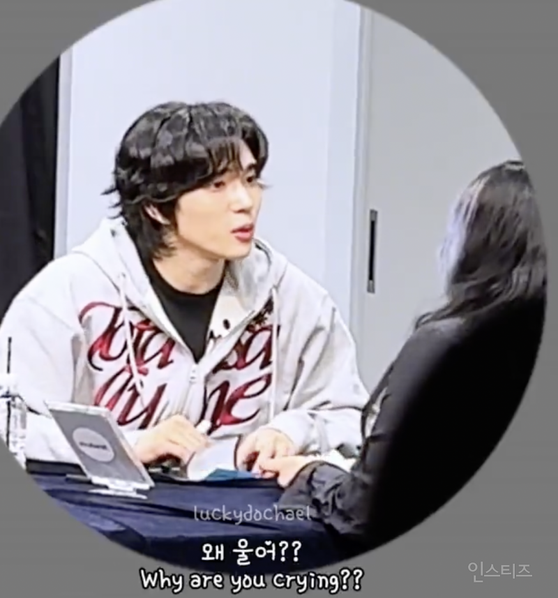 우는 팬 달래주는 영상으로 이슈였던 아이돌 비쥬얼 .jpg | 인스티즈
