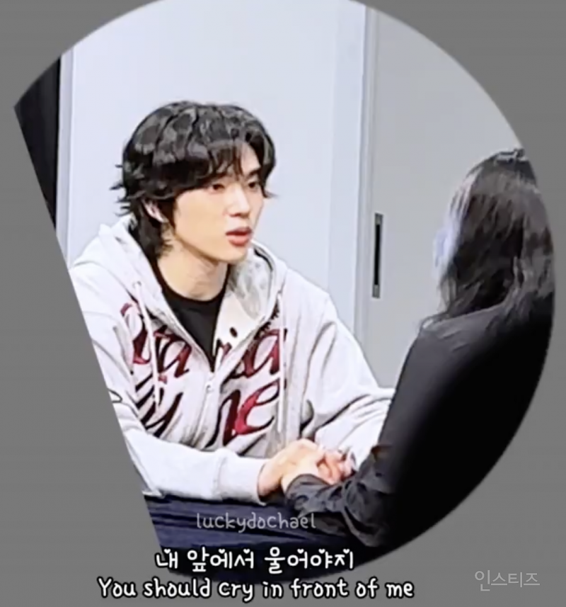 우는 팬 달래주는 영상으로 이슈였던 아이돌 비쥬얼 .jpg | 인스티즈