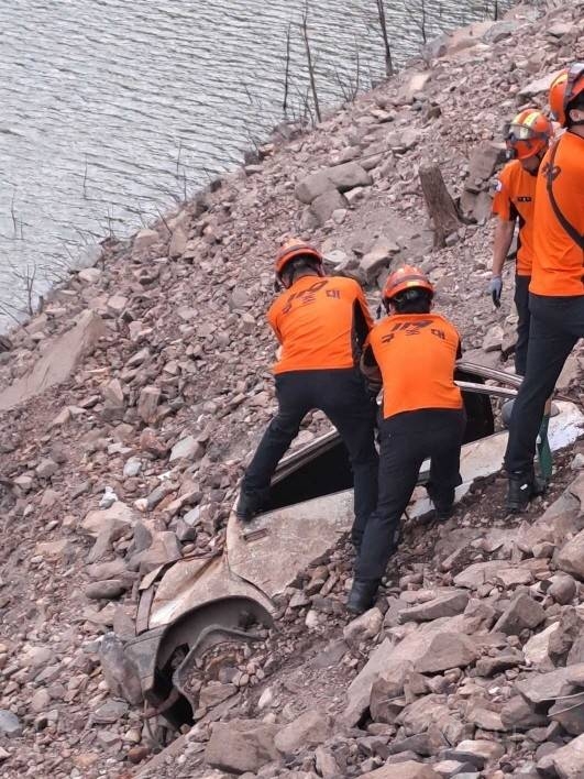 가뭄에 바닥 드러난 오봉저수지서 20년 전 수몰 차량 발견 | 인스티즈