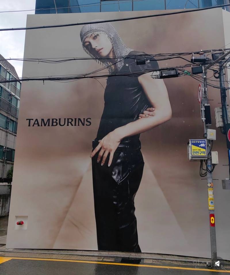 인증샷 성지 가로수길 탬버린즈 외벽에 걸린 필릭스.JPG | 인스티즈