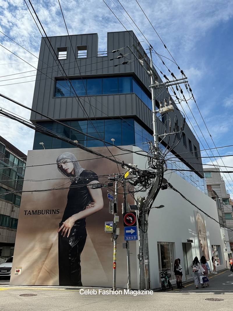 인증샷 성지 가로수길 탬버린즈 외벽에 걸린 필릭스.JPG | 인스티즈