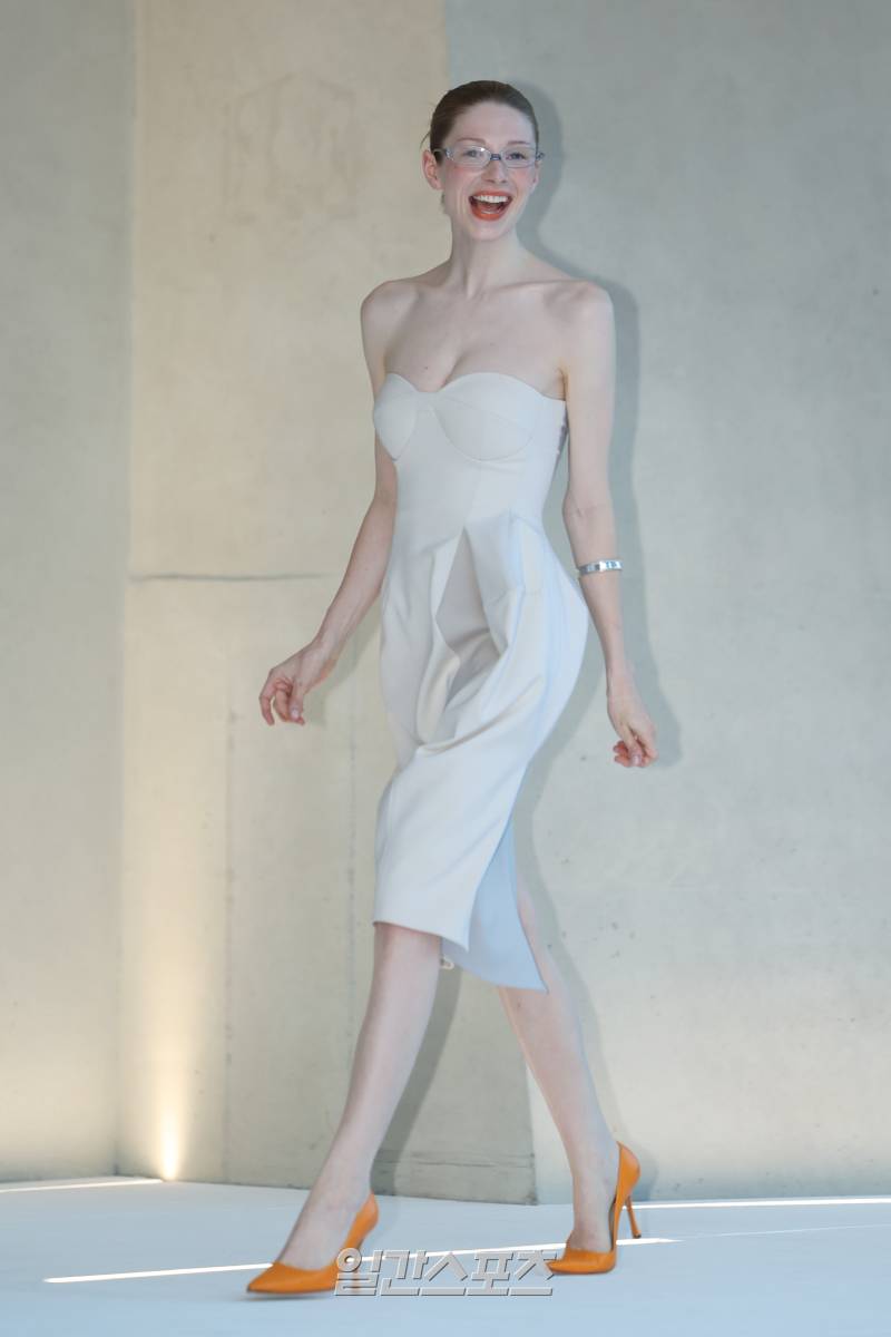 현재 해외에서 조롱당하고있는 젠틀몬스터 행사..JPG | 인스티즈