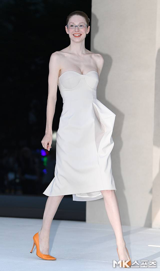 현재 해외에서 조롱당하고있는 젠틀몬스터 행사..JPG | 인스티즈