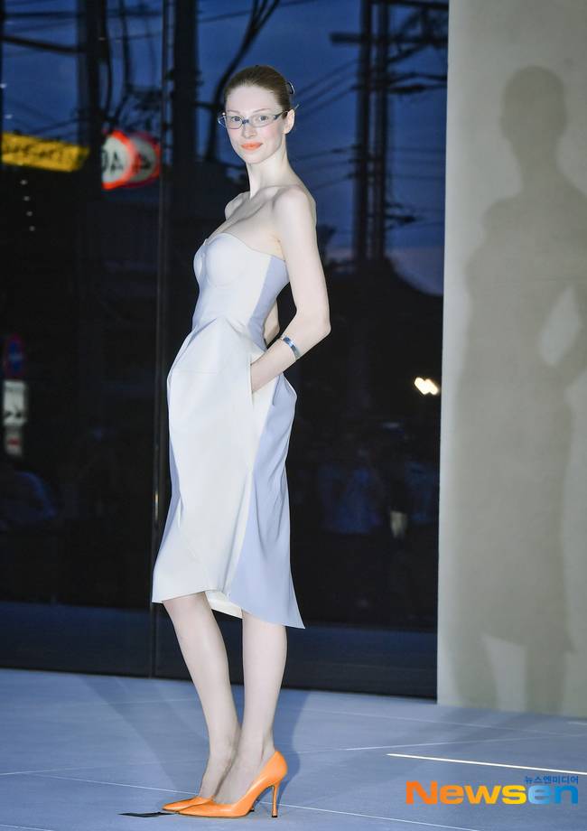 현재 해외에서 조롱당하고있는 젠틀몬스터 행사..JPG | 인스티즈