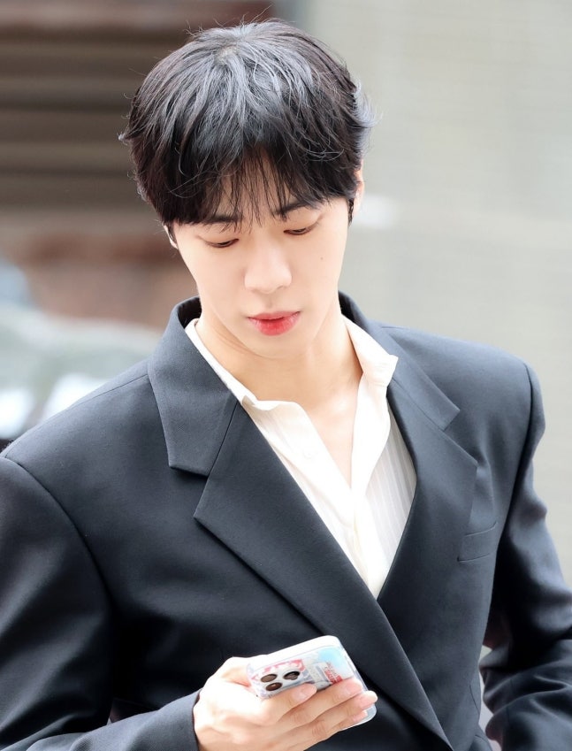 [정보/소식] 추영우, '벗방 BJ 팔로우' 논란 7개월 만에 또 터졌다…'성인용품샵' 여고생 케이스 착용 | 인스티즈