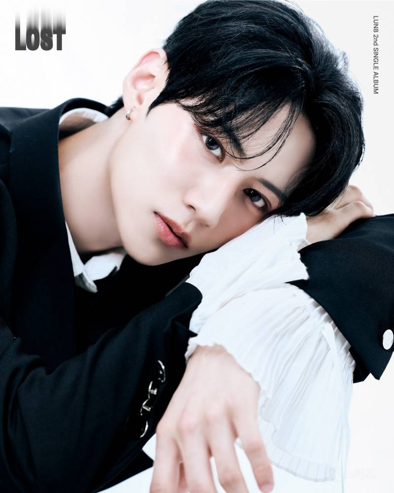 컨포로 화보집 하나 완성한 남돌.jpg | 인스티즈