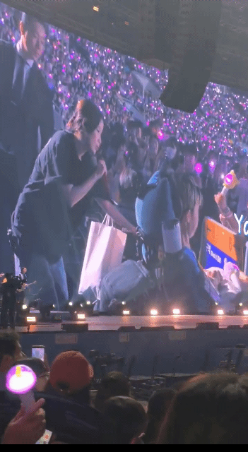 [잡담] 아이유 팬미팅에서 이 장면 진짜 눈물난다 | 인스티즈