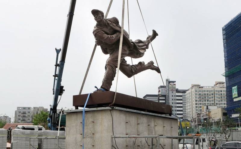 중국에서 제작해서 한국에 기부한 안중근 동상 | 인스티즈