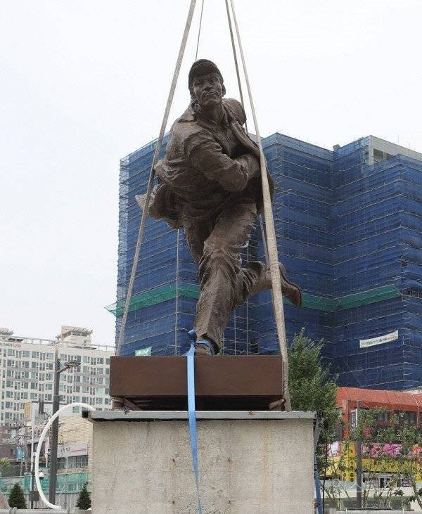 중국에서 제작해서 한국에 기부한 안중근 동상 | 인스티즈