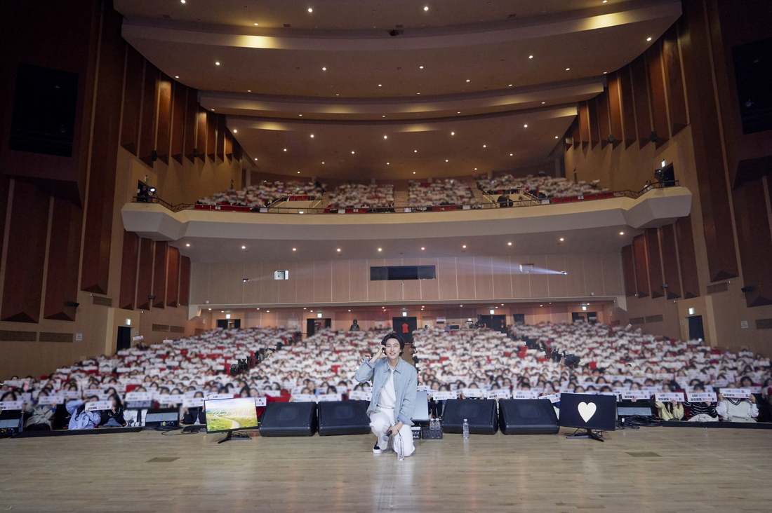 [잡담] 이도현 팬미팅 40% 텅텅빈거 맞는데 왜 날조하지 2층 안차서 아예 2층, 1층 양옆 사진은 안찍음 | 인스티즈