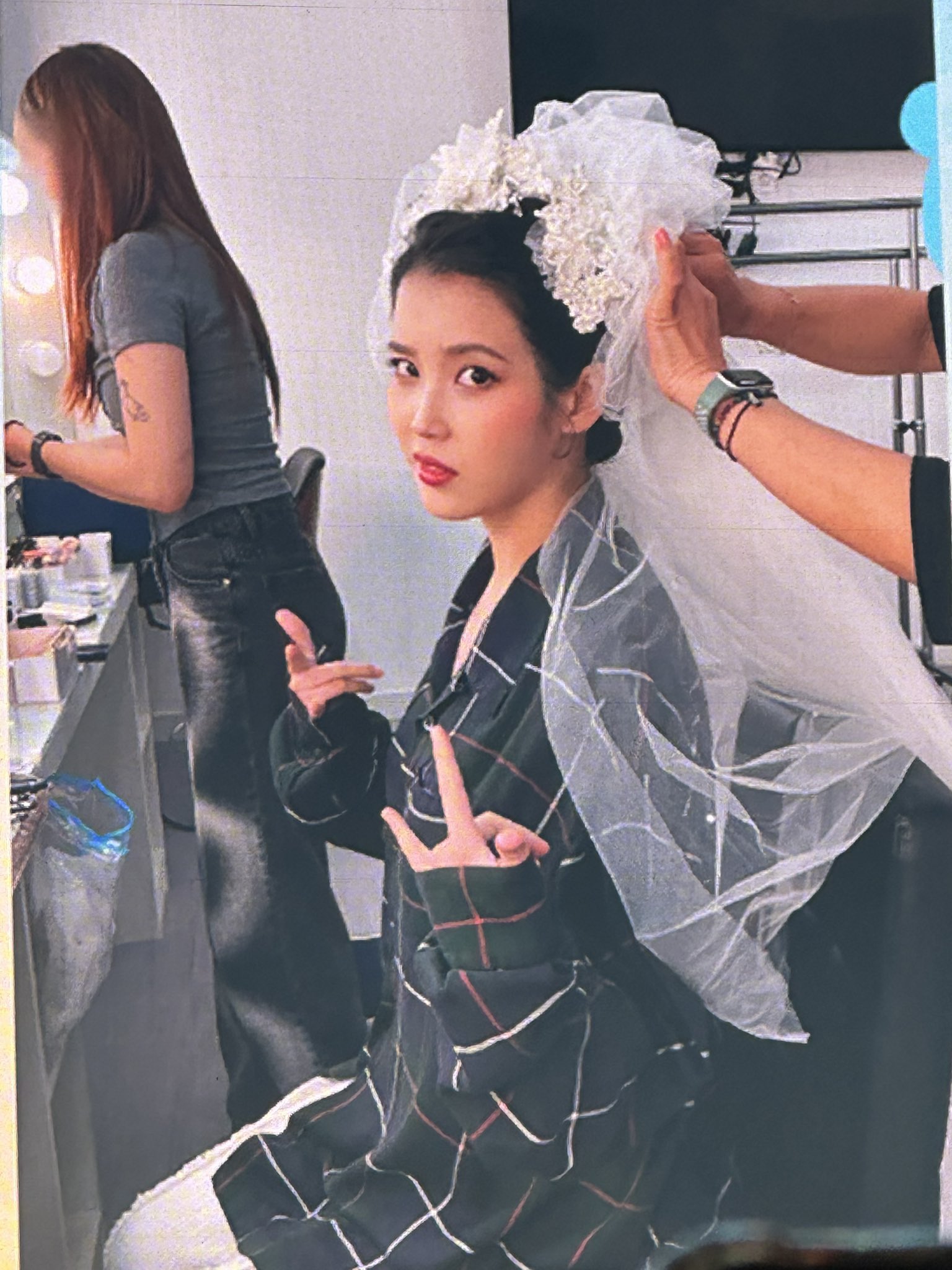 [잡담] ᗰIᑕᕼIᑎ 아이유 폭싹 비하인드 사진 짱웃김ㅋㅋㅋㅋㅋㅋㅋ | 인스티즈