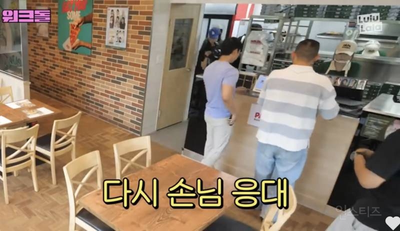 워크돌 촬영중 외국인 손님의 방문 의외의(?) 영어실력을 보여주며 응대하는 아이브 리즈 | 인스티즈