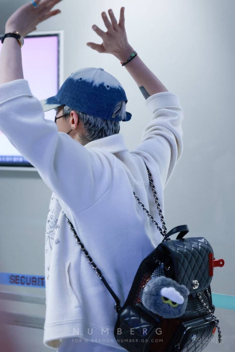 지드래곤이 맨 후 품절된 샤넬 가방..jpg | 인스티즈