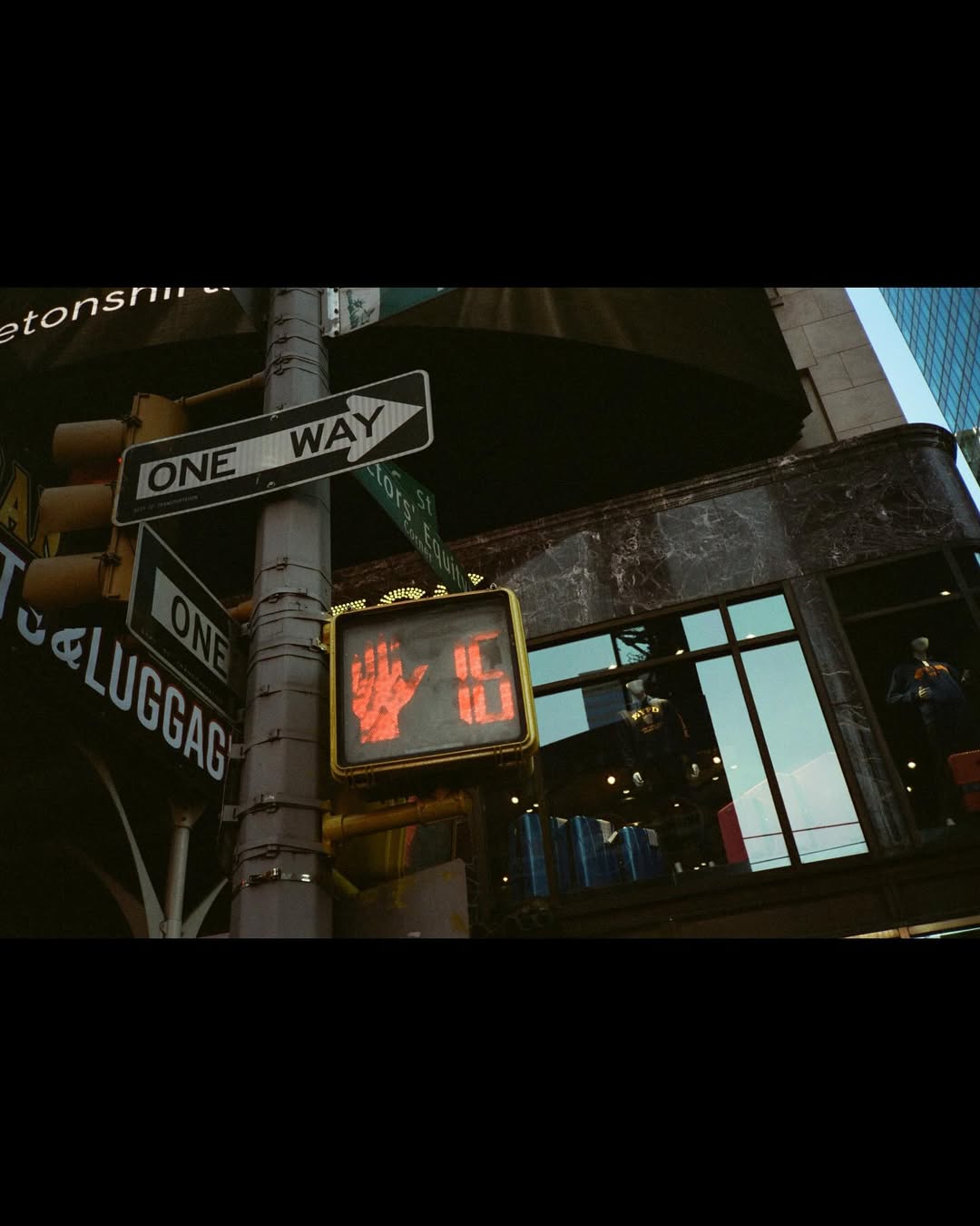 [잡담] 이준영 뉴욕에서 과자먹으면서 춤추는 영상 올려줌ㅋㅋ | 인스티즈