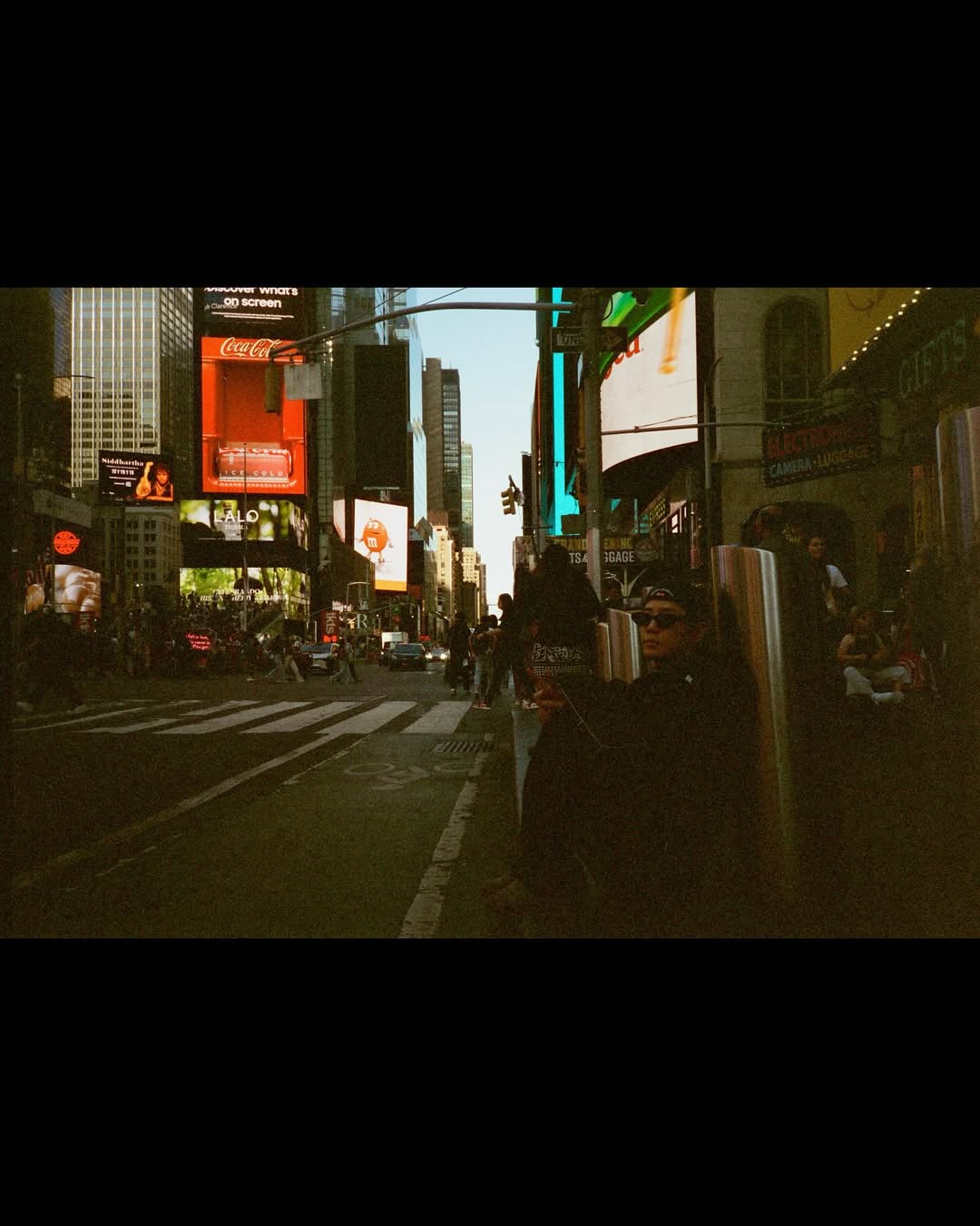 [잡담] 이준영 뉴욕에서 과자먹으면서 춤추는 영상 올려줌ㅋㅋ | 인스티즈