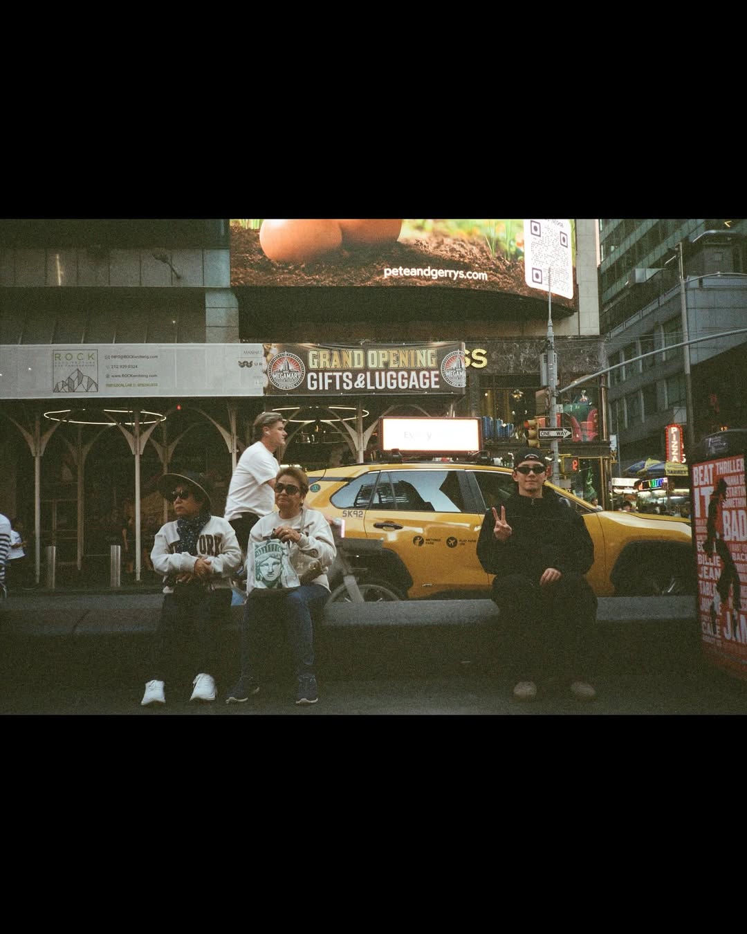 [잡담] 이준영 뉴욕에서 과자먹으면서 춤추는 영상 올려줌ㅋㅋ | 인스티즈