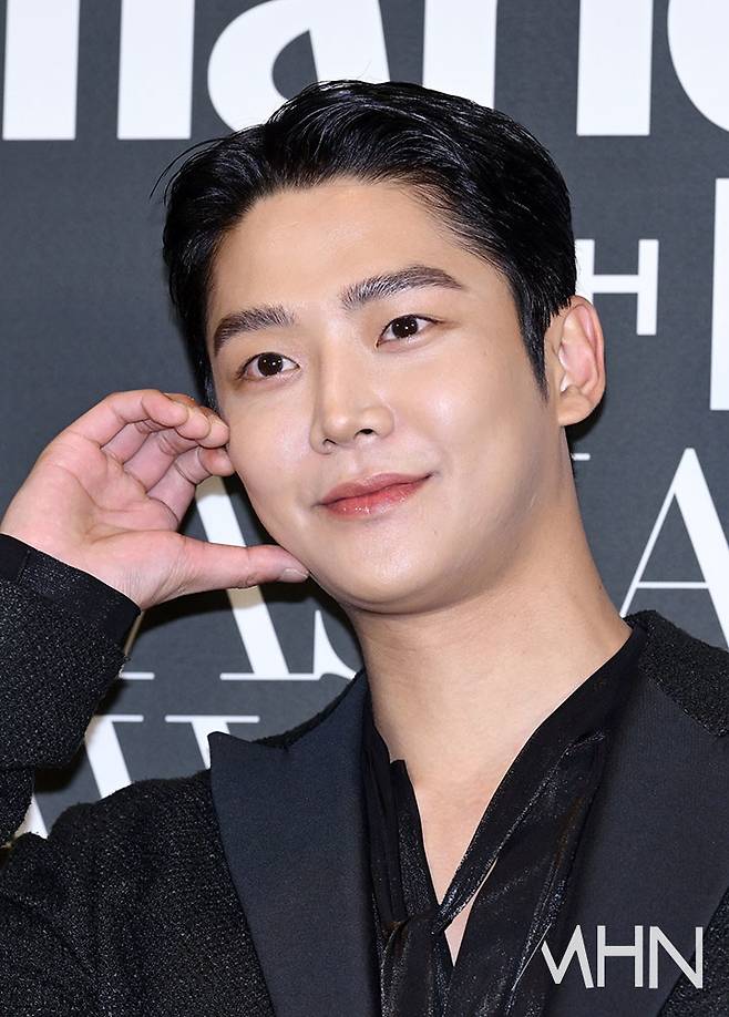 [정보/소식] 로운, 군 입대 앞두고 '선행' 펼쳤다...투병중인 팬 찾아가 깜짝 역조공 행보 '눈길' | 인스티즈